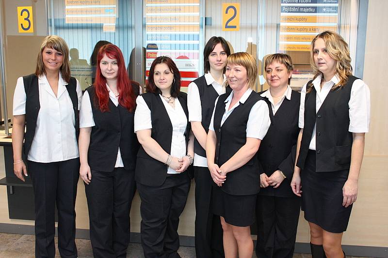 Celý tým sedmi pohledných pracovnic nové pobočky České pošty v Severním Městě v Mladé Boleslavi.