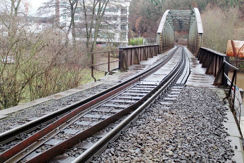 Železniční most u Krásné louky v Mladé Boleslavi, v jehož sousedství vyroste nová lávka s cyklostezkou.