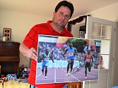 Novinář Pavel Petr s fotografií a podpisem jamajského sprintera Usaina Bolta.