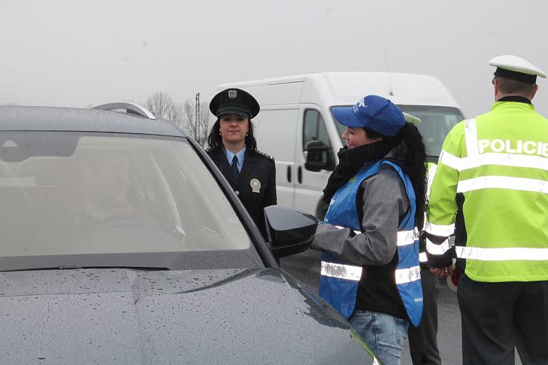 CELKEM čtyřiačtyřicet vozidel zkontrolovali během dopoledne mladoboleslavští policisté v Židněvsi, která byla jedním z míst celorepublikové dopravně bezpečnostní akce Řídím – piju nealko pivo.