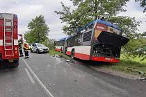 Šest lidí utrpělo zranění při čelním střetu příměstského kloubového autobusu a osobního auta, k němuž došlo v úterý na staré mladoboleslavské silnici II/610.