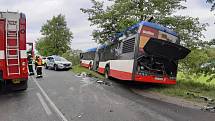 Šest lidí utrpělo zranění při čelním střetu příměstského kloubového autobusu a osobního auta, k němuž došlo v úterý na staré mladoboleslavské silnici II/610.