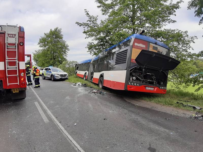 Šest lidí utrpělo zranění při čelním střetu příměstského kloubového autobusu a osobního auta, k němuž došlo v úterý na staré mladoboleslavské silnici II/610.