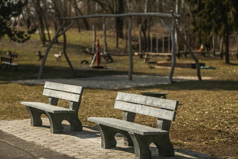 Areál dětského hřiště a koupaliště v Kosmonosích na Mladoboleslavsku.