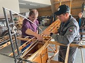 Návštěvníci leteckého muzea mohou v těchto týdnech na vlastní oči sledovat, jak vzniká replika historického anglického trojplošníku.