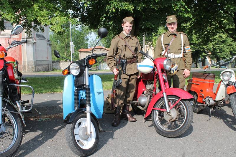 V Bezně se sjeli příznivci historických motocyklů a vyjeli na okružní jízdu po Mladoboleslavsku