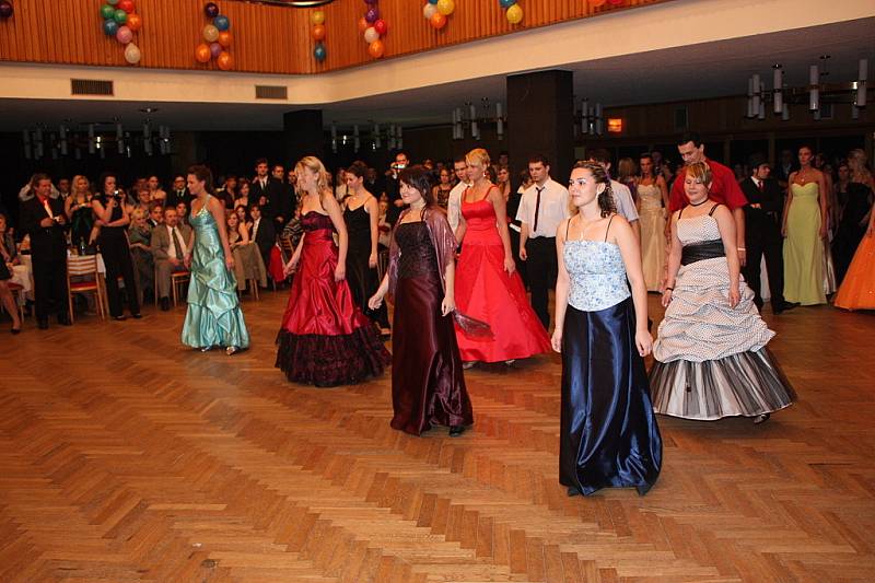 Ples Střední integrované školy na Karmeli - slavnostní nástup maturantů.