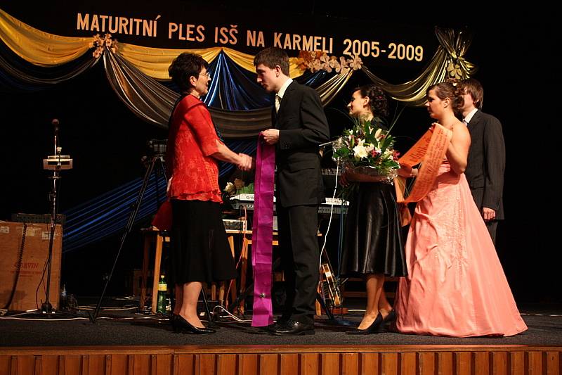 Ples Střední integrované školy na Karmeli - studenti děkují a předávají šerpu ředitelce školy.