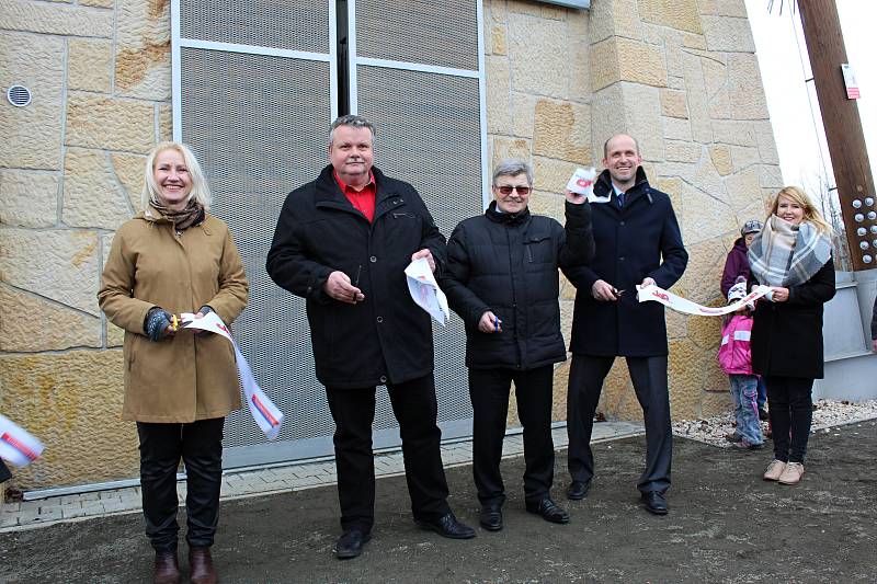 PO LETECH peripetií se v úterý za účasti asi sedmi desítek lidí otevřela rozhledna Čížovka tyčící se do výše 40 metrů nad stejnojmennou obcí.