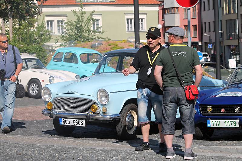 Čtyřiapadesát posádek stanulo ve čtvrtek po 17. hodině na Staroměstském náměstí v Mladé Boleslavi na startovní čáře dalšího ročníku Oldtimer Bohemia Rally.