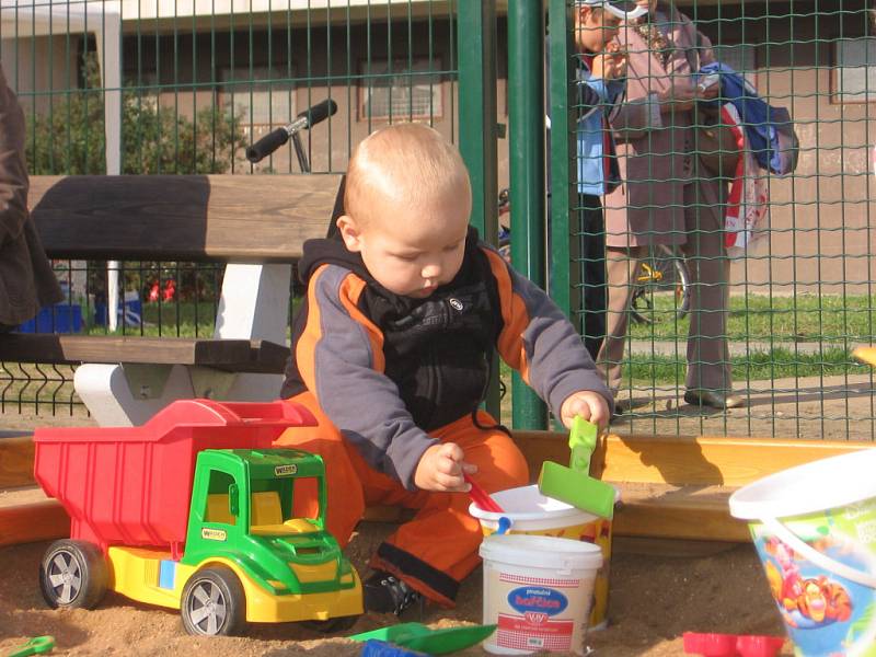 Otevření dětského hřiště v ulici 17. listopadu