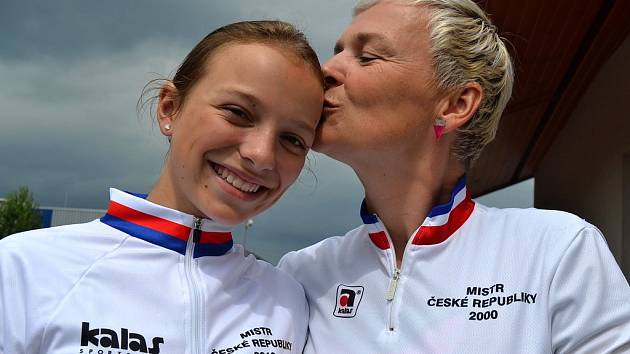 Kateřina a Jana Hladíkovy z Mladé Boleslavi - mistryně České republiky v cross country, nebo-li v terénním závodě na horských kolech.