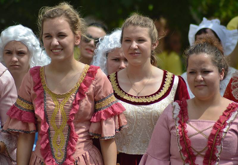 Navzdory horkému a dusnému sobotnímu počasí vyrazilo do ulic Kosmonos procesí v dobových barokních kostýmech, které tak připomnělo 330 let od založení tamní piaristické koleje.