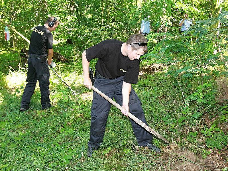 POLICISTÉ prohledávali les poblíž benáteckého autokrosu s lopatami a detektory kovů.