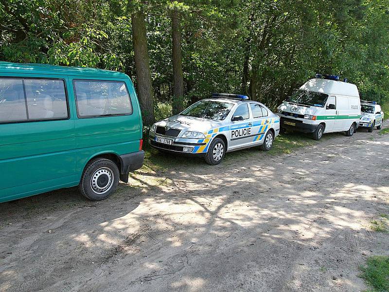 POLICISTÉ prohledávali les poblíž benáteckého autokrosu s lopatami a detektory kovů.