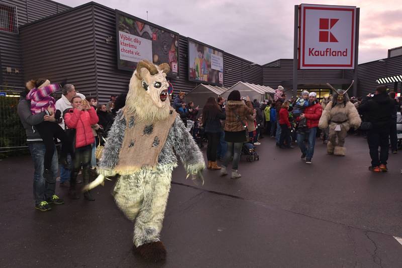 Od Kauflandu přes Bondy centrum na Staroměstské náměstí mířil v úterním odpoledni a večeru v Mladé Boleslavi průvod čertů.