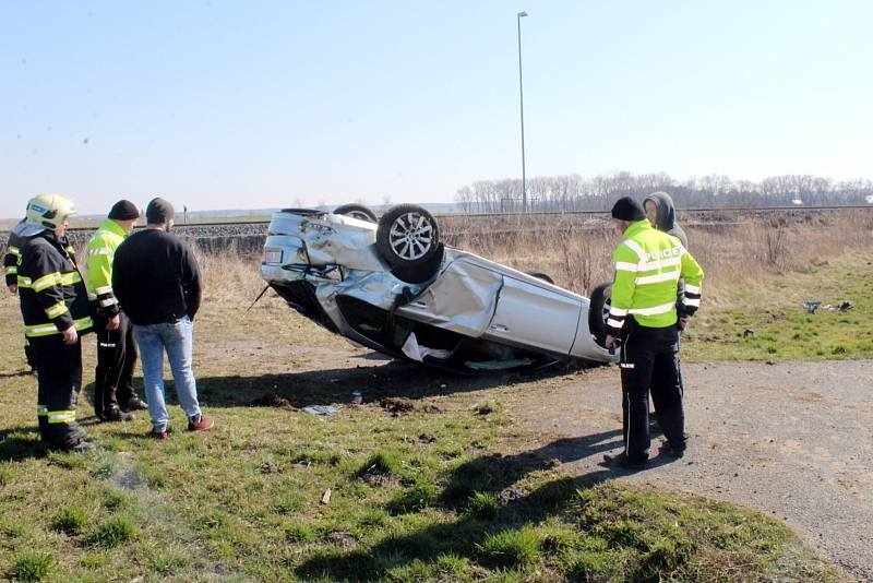 Škoda Fabia skončila v zatáčce mezi Luštěnicemi a Újezdem na střeše.