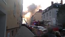 Hasiči zasahovali u požáru výškové budovy v Mladé Boleslavi.