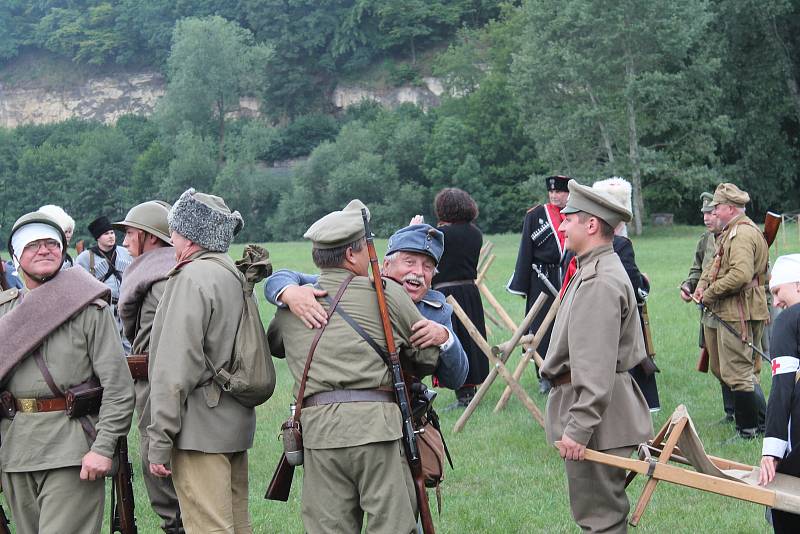 Střelba a výbuchy zněly v sobotu odpoledne 23. června z Krásné louky v Mladé Boleslavi.