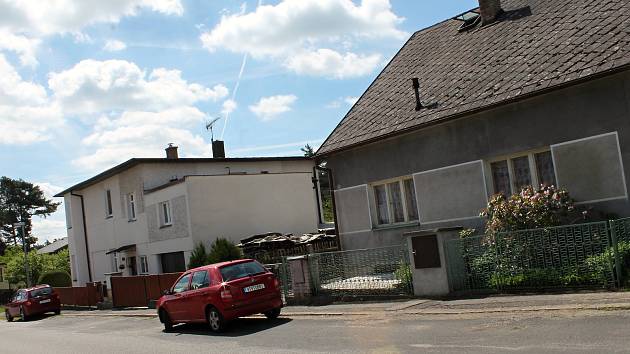 Lokalita Na Výsluní v Bělé pod Bezdězem. Na snímcích ulice, ve které se střílelo a dvojice domů na konci (v bílém k vraždě došlo, šedý obývá útočník).
