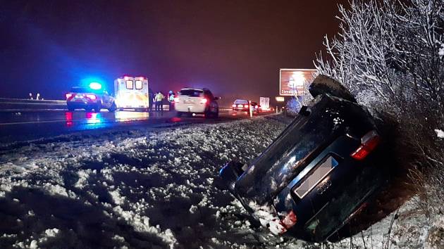 Středočeští hasiči kvůli sněhu od jedné do osmé hodiny ranní zasahovali u 34 spadlých stromů, u deseti dopravních nehod a dalším dvěma zapadlým vozidlům pomohli s jejich vytažením.