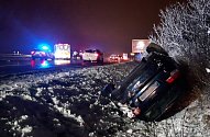 Středočeští hasiči kvůli sněhu od jedné do osmé hodiny ranní zasahovali u 34 spadlých stromů, u deseti dopravních nehod a dalším dvěma zapadlým vozidlům pomohli s jejich vytažením.