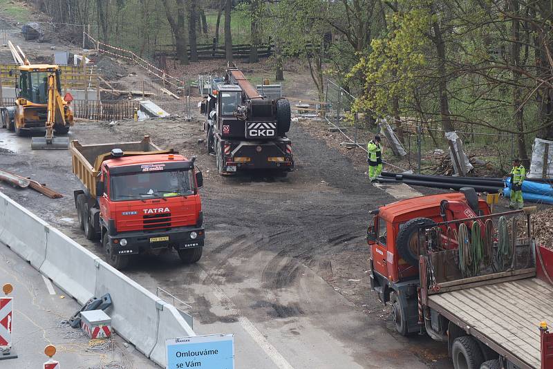 Oprava mostu a s tím spojené zúžení na dálnici D10 mezi Prahou a Mladou Boleslaví - na úrovni sjezdu ke Staré Boleslavi.