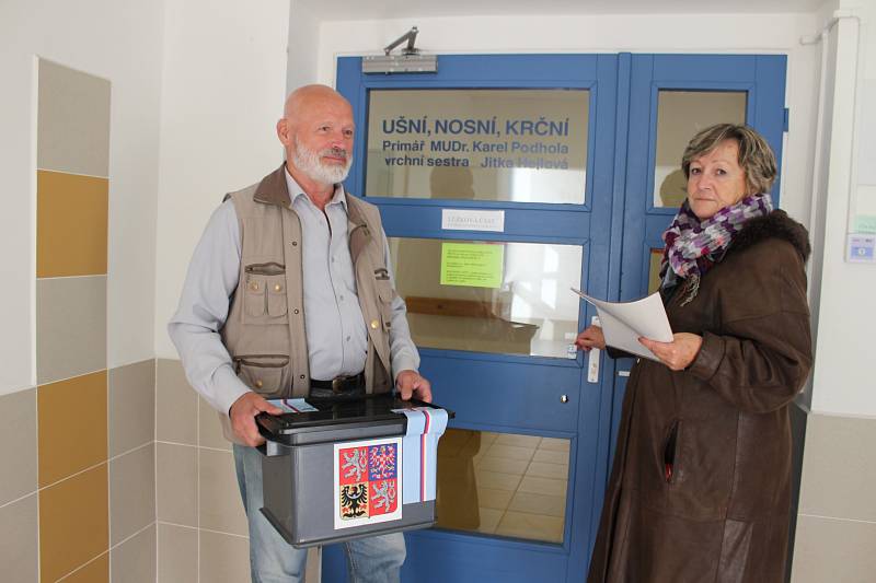 Část volební komise ze třetího boleslavského obvodu vyrazila s mobilní volební urnou do Klaudiánovy nemocnice.