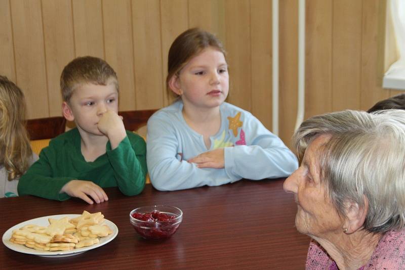 Luštěnický domov seniorů U Anežky se minulý týden stal místem setkání těch nejmladších s těmi nejstaršími, když se prostory tamní jídelny naplnily nejen klienty domova, ale i dětmi ze zdejší mateřské školy.