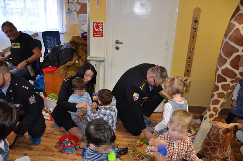 Policisté na konci roku 2017 přivezli dárky opuštěným dětem do Mladé Boleslavi.