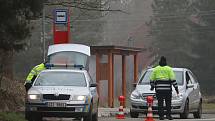 Policisté kontrolují automobily na hranici mladoboleslavského okresu.