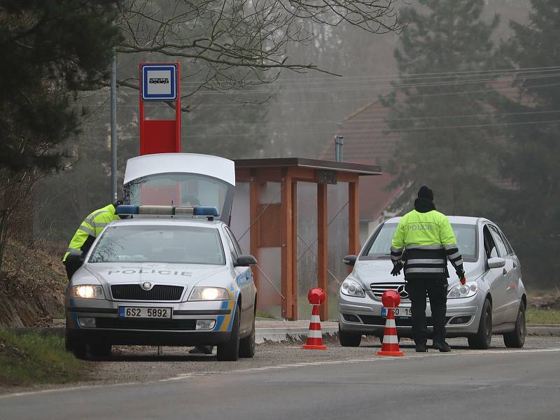 Policisté kontrolují automobily na hranici mladoboleslavského okresu.