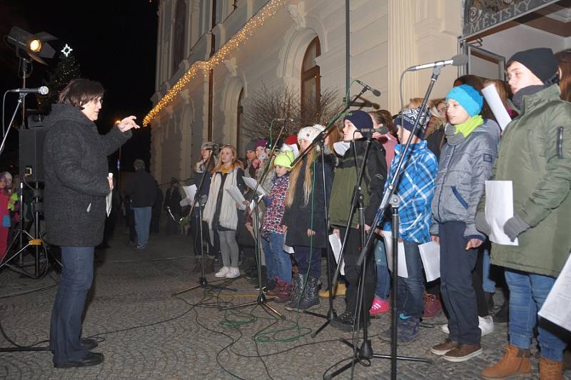 Štědrovečerní zpívání na Masarykově náměstí v Mnichově Hradišti.