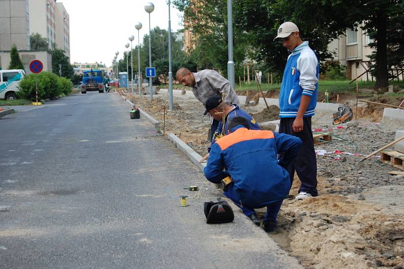 Za domem v ulici Na Radouči teď pracují řemeslníci na výstavbě nového parkoviště.