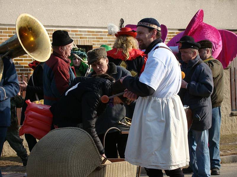 Tradiční masopustní průvod v Žerčicích.