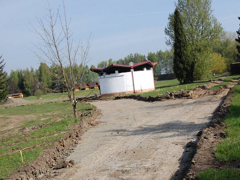 V areálu koupaliště v Bakově už budují první in-line dráhu