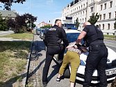 Městští policisté zasahovali proti agresivnímu opilci v Jičínské ulici v Mladé Boleslavi.