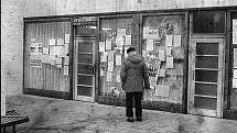 Listopadové události roku 1989 jsou typické i svými plakáty a výzvami. Na fotografii jsou vidět plakáty na výlohách v autobusové čekárně v Mnichově Hradišti zvané podloubí