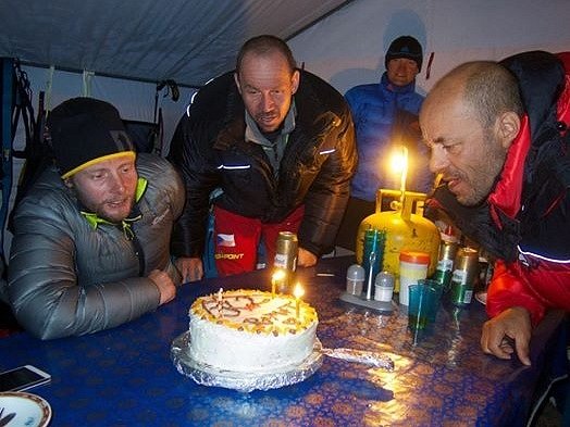 Oslava po návratu do základního tábora (Petr Mašek uprostřed)
