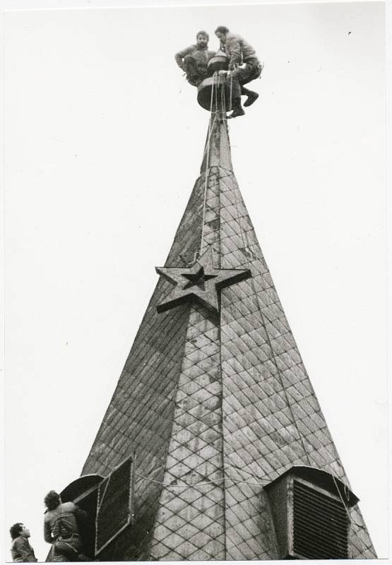 Sundávání hvězdy z vrchu radniční věže na Masarykově náměstí 15. 12. 1989