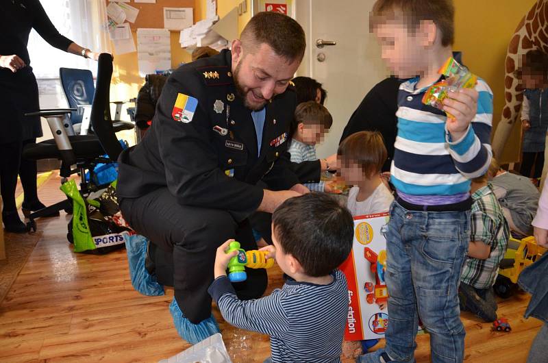 Policisté na konci roku 2017 přivezli dárky opuštěným dětem do Mladé Boleslavi.