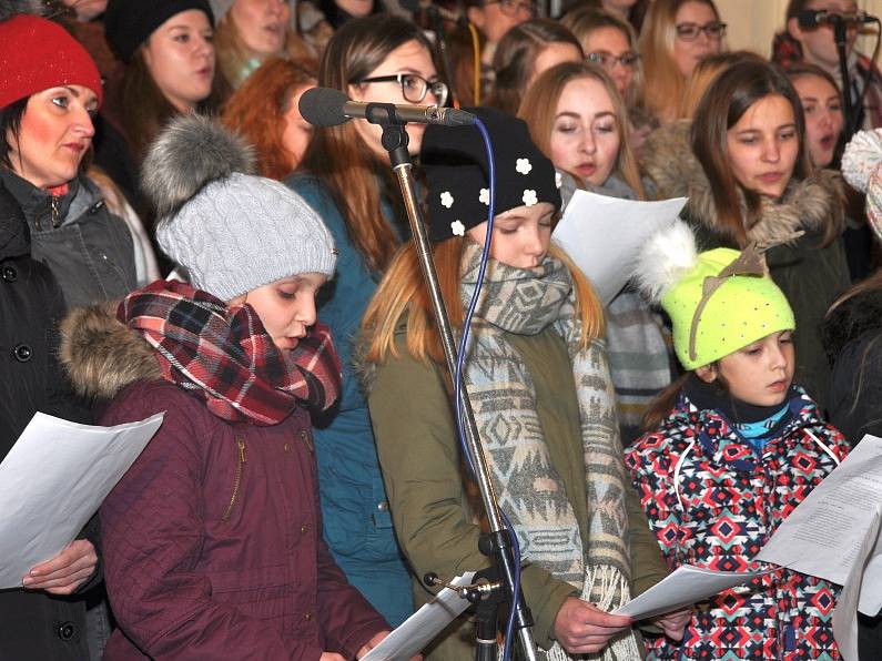 Štědrovečerní zpívání na Masarykově náměstí v Mnichově Hradišti.