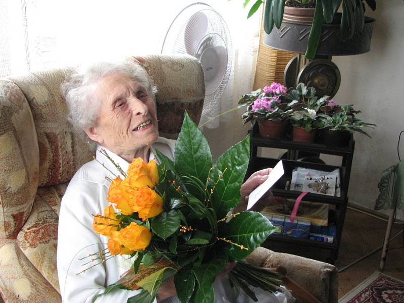 Je mi 103 let, kroutí nevěřícně hlavou Marie Bachová z Mladé Boleslavi v záplavě květin a dárků k jejím zítřejším narozeninám.