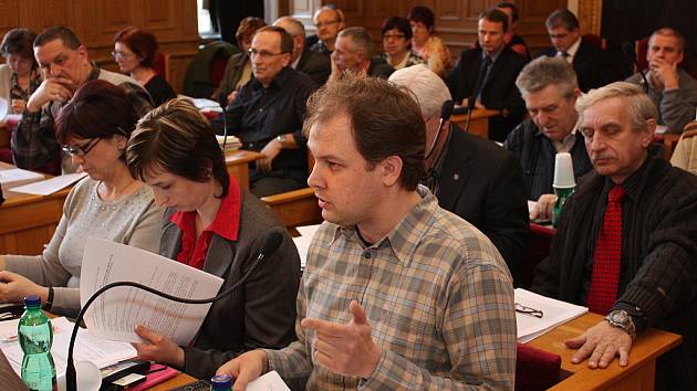 Zastupitelstvo v Mladé Boleslavi (v popředí Robin Povšík a Lenka Lískovcová).