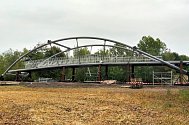 Konstrukce mostu, která bude usazena nad dálnici D10 v noci na neděli.