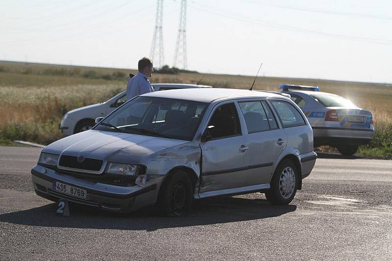 U Libichova poblíž Mladé Boleslavi se v pátek v podvečer srazilo auto a motorka. Ta po nehodě odletěla do pole. 