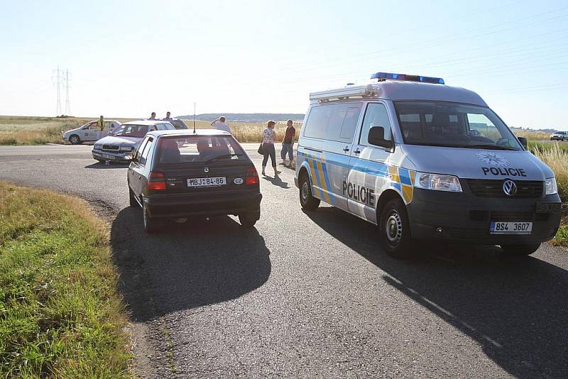 U Libichova poblíž Mladé Boleslavi se v pátek v podvečer srazilo auto a motorka. Ta po nehodě odletěla do pole. 