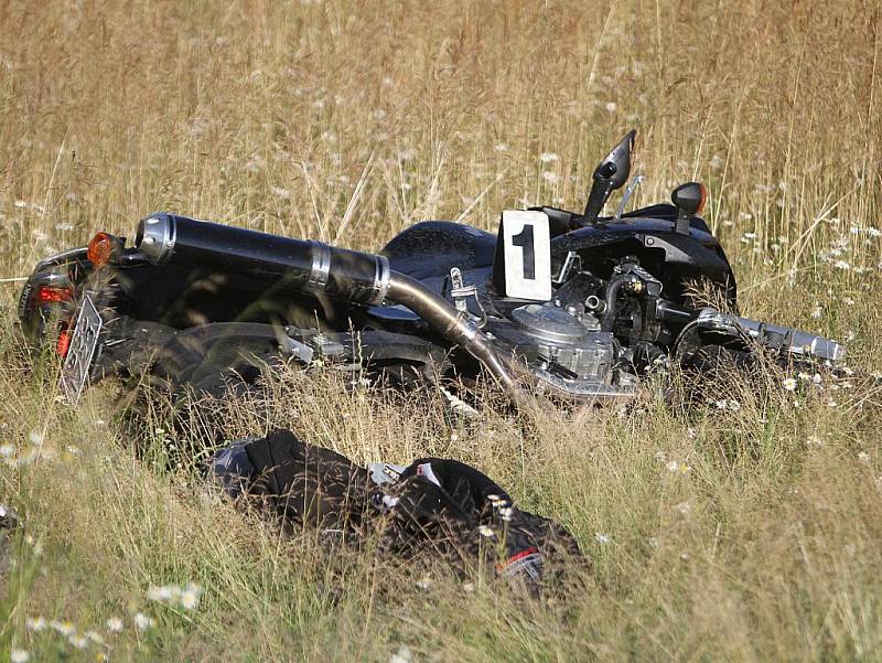 U Libichova poblíž Mladé Boleslavi se v pátek v podvečer srazilo auto a motorka. Ta po nehodě odletěla do pole. 