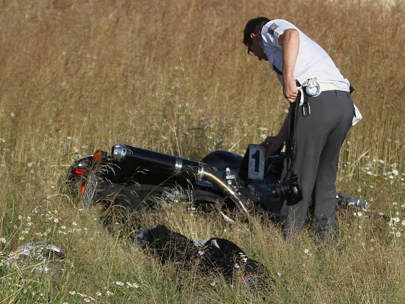 U Libichova poblíž Mladé Boleslavi se v pátek v podvečer srazilo auto a motorka. Ta po nehodě odletěla do pole. 