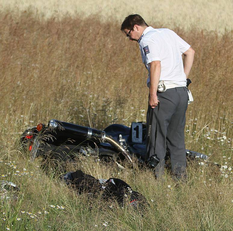 U Libichova poblíž Mladé Boleslavi se v pátek v podvečer srazilo auto a motorka. Ta po nehodě odletěla do pole. 